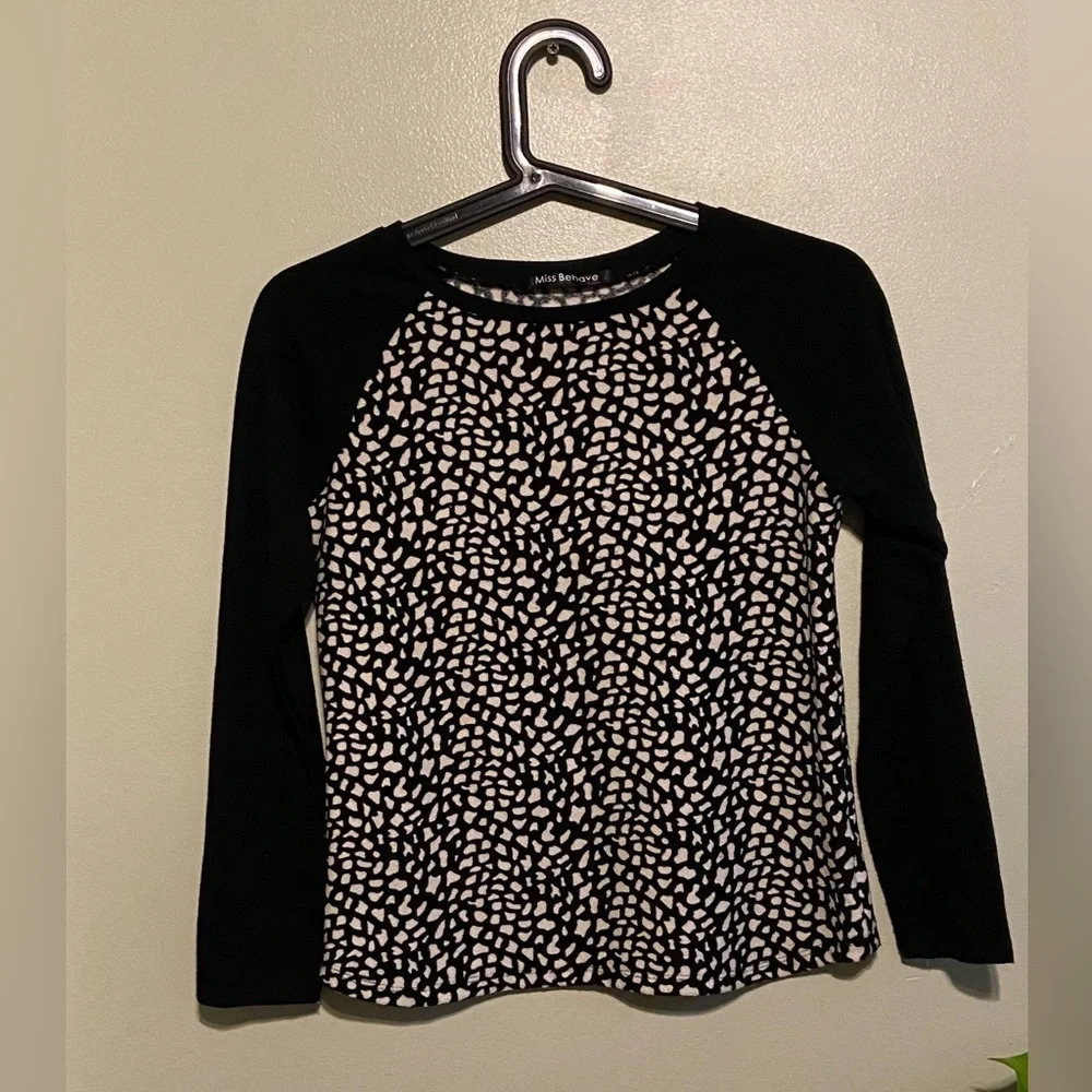 Miss Behave Girls 3/4 sleeve animal print / solid knit top. Size 14/16(?)